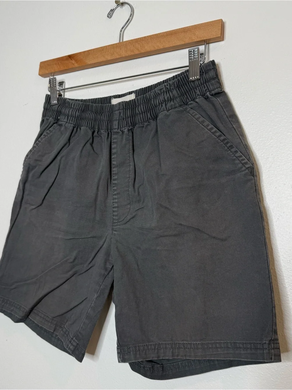 Pact Organic Cotton Canvas Shorts in dark grey size small 7 inch inseam